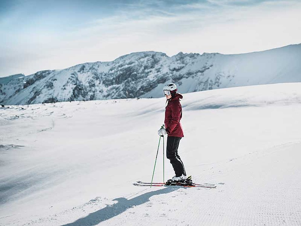 Skifahrerin auf ebener Strecke unterwegs im Skigebiet Hinterstoder und Wurzeralm