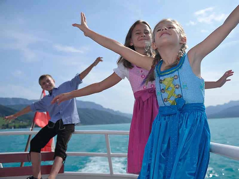 drei Kinder genießen die Attersee-Schifffahrt im Salzkammergut