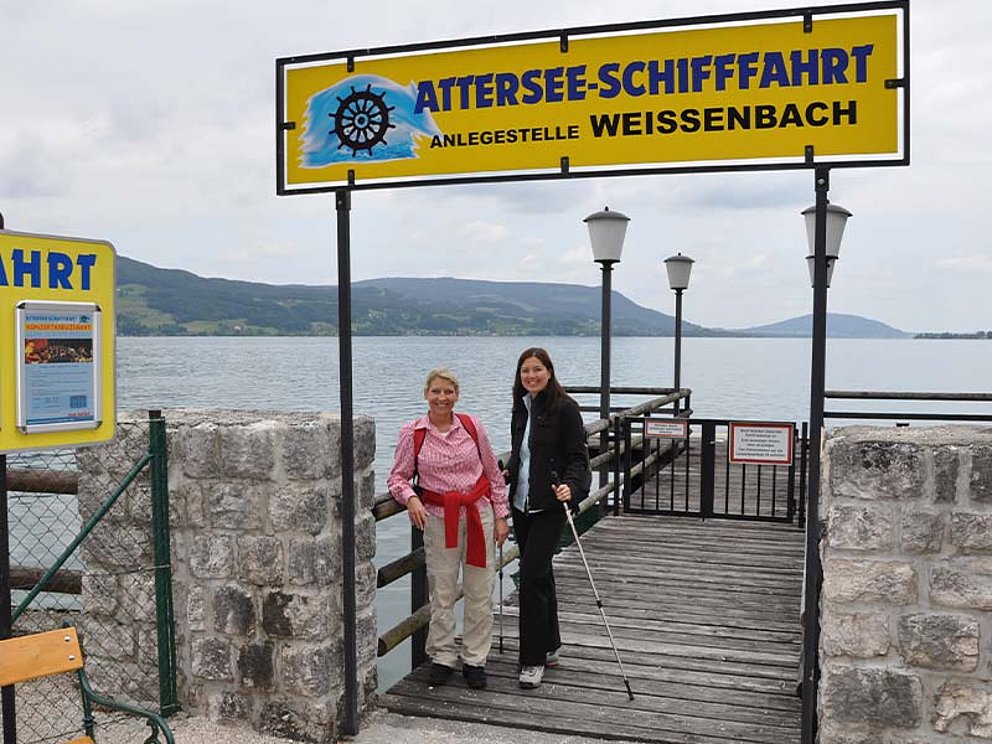 2 Damen an der Schiffsanlegestell in Weißbach am Attersee