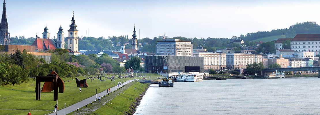 Blick auf die Kulturhauptstadt 09 Linz mit Donau