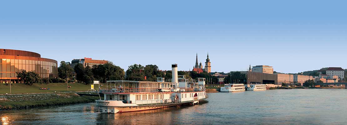 Das Dampfschiff Schönbrunn liegt vor Anker vor dem Brucknerhaus Linz.