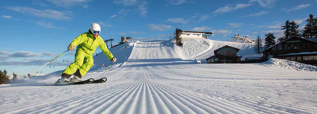 Skifahrer auf frischer Skipiste in der Skiregion Dachstein West
