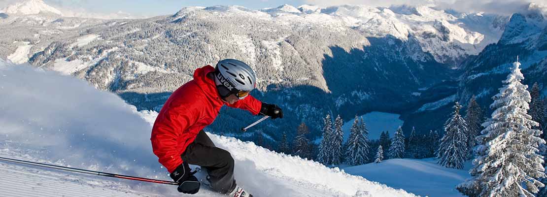 Skifahrer mit roter Jacke in der Skiregion Dachstein West