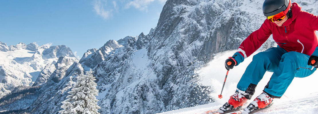 ein Skifahrer auf der Piste in Gosau