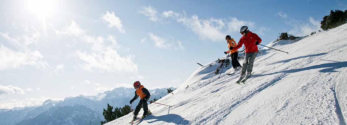 Skifahren mit der Familie im Skigebiet Feuerkogel