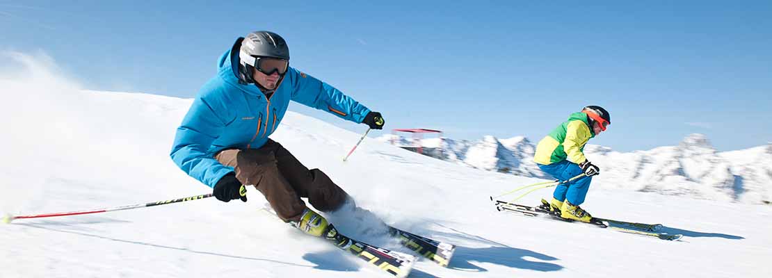 zwei Skifahrer schnell unterwegs im Skigebiet Hinterstoder-Wurzeralm