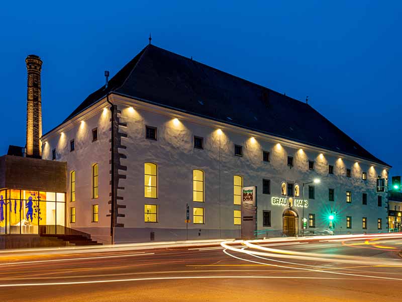 Das Brauhaus der Braucommune Freistadt ist nachts beleuchtet.