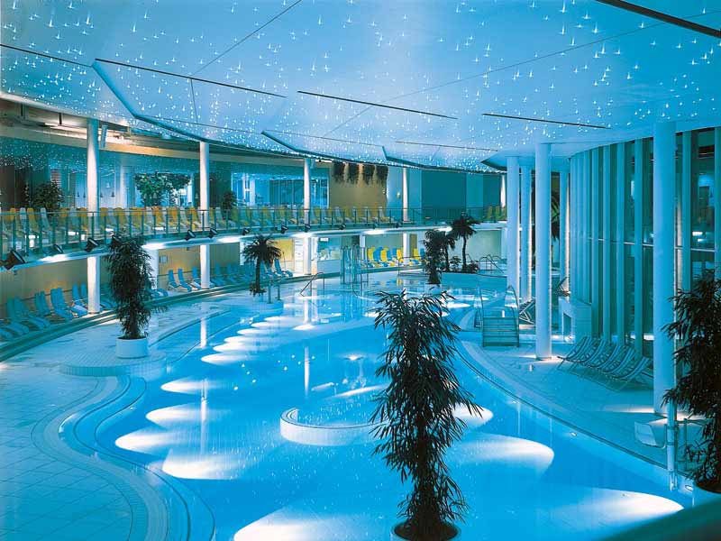 beleuchteter Indoor Pool im Therme Geinberg SPA Resort